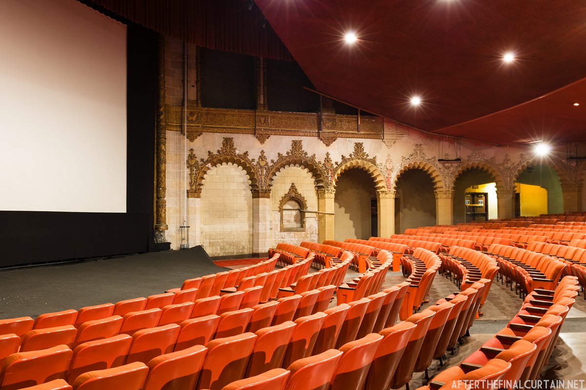 SaveArclight's tweet image. The  Warner Cinerama on Hollywood Blvd has been abandoned for 15 years by @Decurion. Netflix almost acquired it but talks fell through and they picked the Egyptian Theater instead.