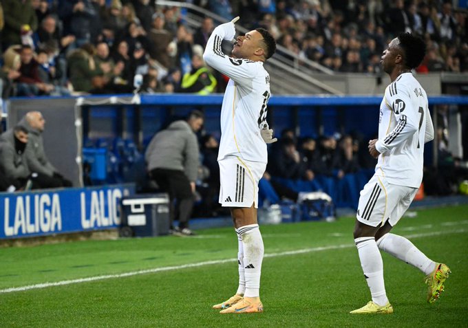 ريال مدريد ينجز مهمة ديبورتيفو ألافيس.. الملكي يحقق الفوز بنتيجة 2-1 على مضيفه ألافيس ويواصل ملاحقة برشلونة ويقلص الفارق معه إلى 4 نقاط. - ريال مدريد يرفع رصيده إلى 39 نقطة ورفع مبابي رصيده إلى 17 هدف في صدارة الهدافين 