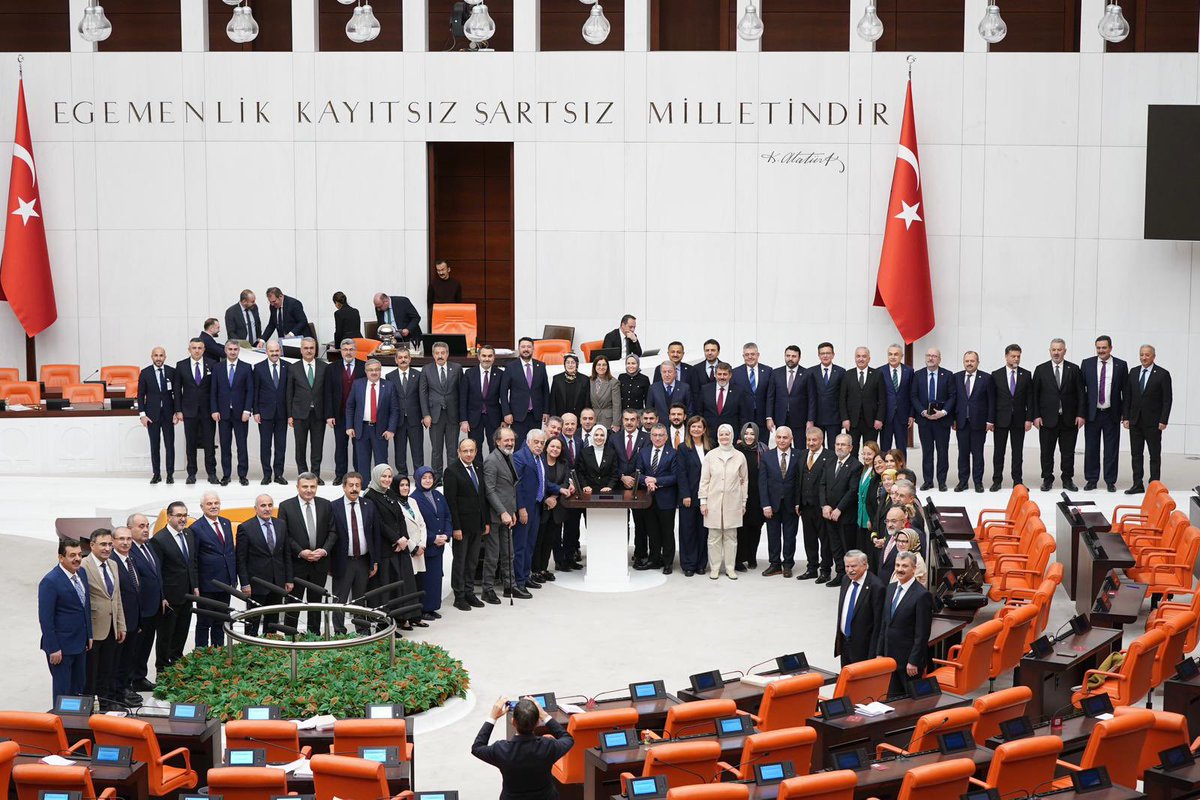 Yusuf__Tekin's tweet photo. 📍TBMM

Bakanlığımızın 2026 yılı bütçesi evlatlarımıza ve aziz milletimize hayırlı olsun. 

Eğitim ailesi olarak evlatlarımızı çağın ruhuna uygun, millî ve manevi değerlerle donatılmış, her anlamda mücehhez bireyler olarak yetiştirme kararlılığımızı sürdüreceğiz.

Cumhurbaşkanımızın güçlü liderliğiyle eğitimin kalitesini artırmak ve evlatlarımızı daha nitelikli eğitim hizmetleriyle buluşturmak için çalışmalarımıza devam edeceğiz.

Genel Kurul boyunca eleştirileriyle katkı sunan ve bütçemizi onaylayan değerli milletvekillerimize ve kıymetli mesai arkadaşlarıma teşekkür ediyorum.