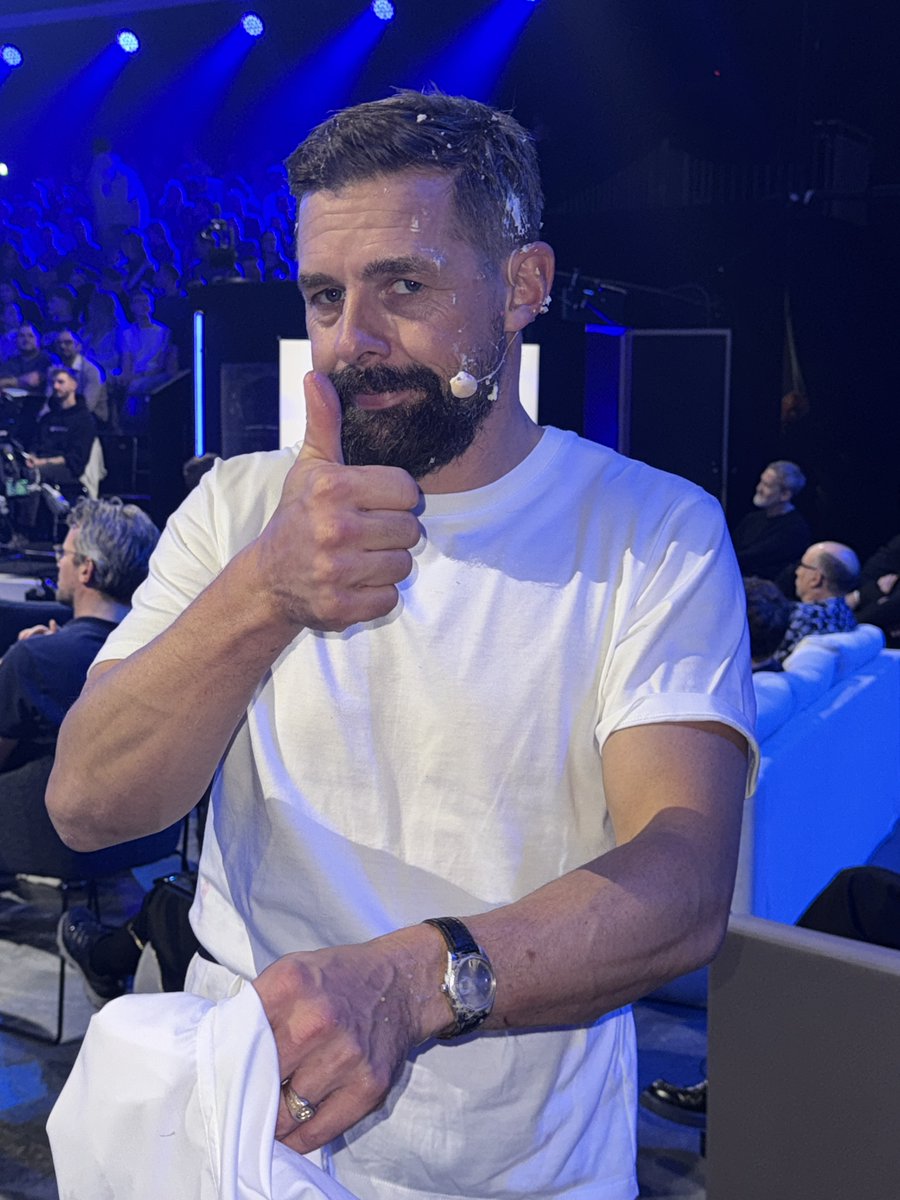 Um das aufzulösen: Der Mann hat natürlich noch sein Handtuch bekommen. #DudW