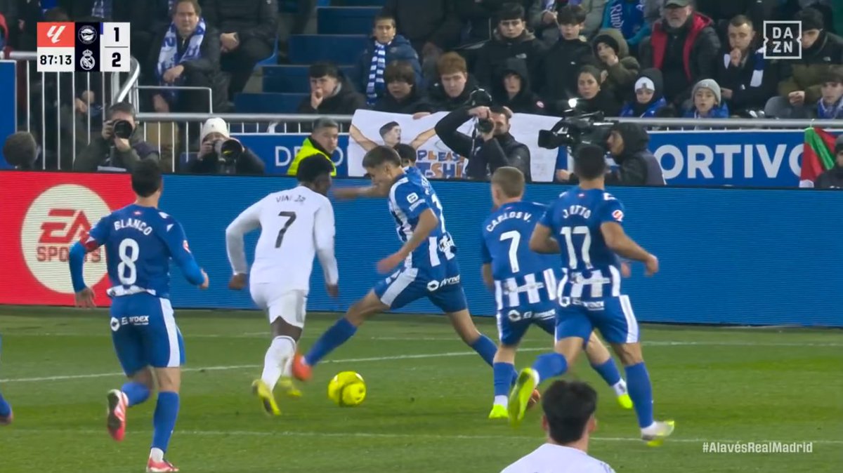 🖥️💥 Incomprensible error del VAR en el Alavés - Real Madrid.

👉🏻 Vinicius recorta a Tenaglia y el defensor le traba dentro del área.

❌ 𝗘𝗦 𝗣𝗘𝗡𝗔𝗟𝗧𝗜.

▪️ García Verdura no apreció la infracción en directo y González Fuertes se lavó las manos desde el VAR.