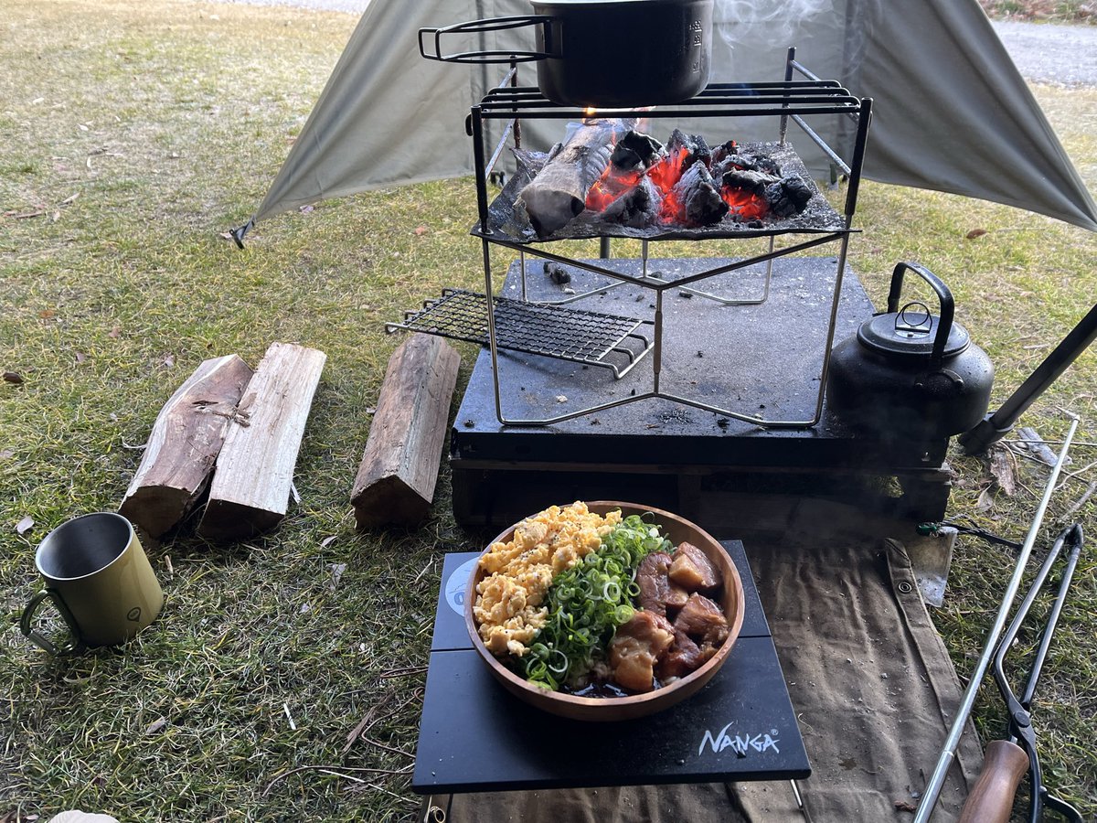 bakudan_camp's tweet photo. 朝からガッツリキャンプ飯
#三色丼 #キャンプ飯 
#ソロキャンプ #キャンプ 
#ガッツリ飯 https://t.co/yv7eWhDWgi