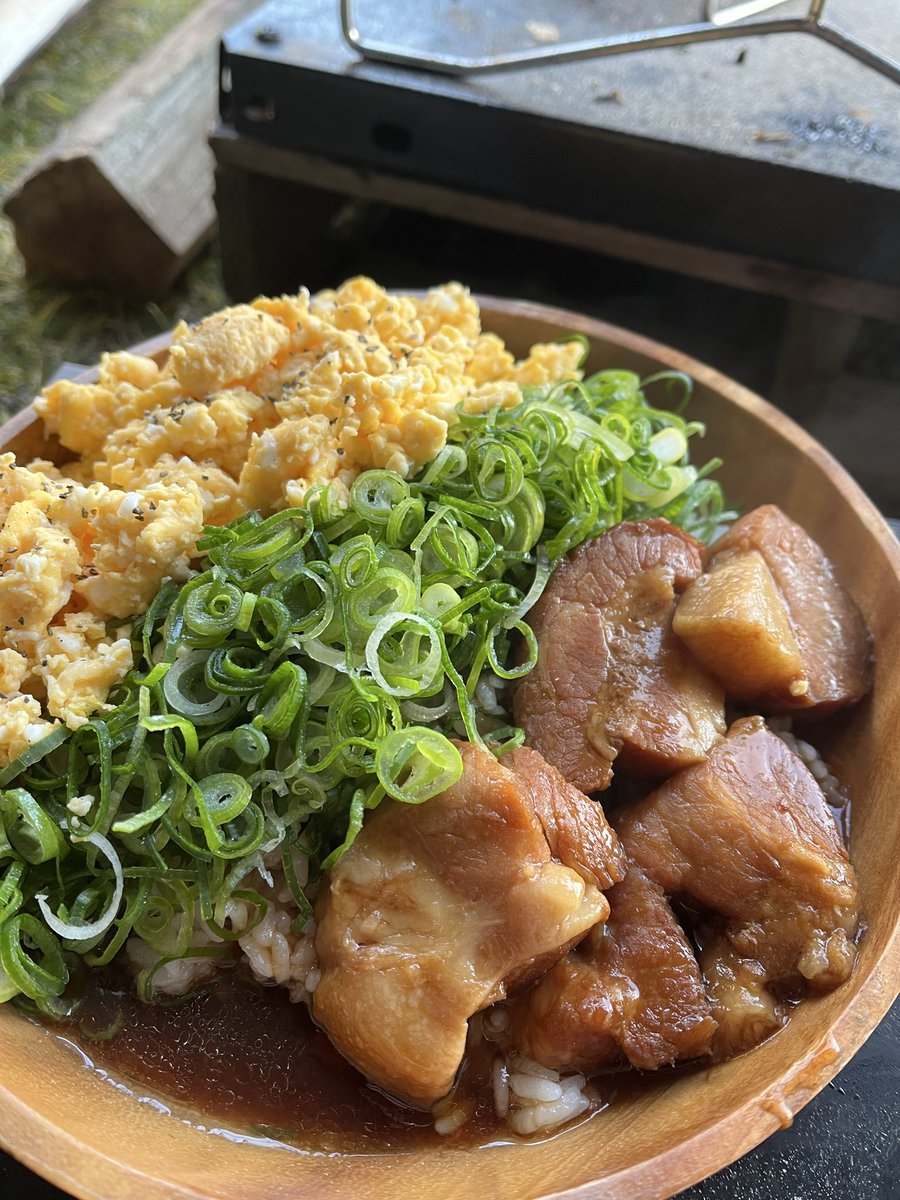bakudan_camp's tweet photo. 朝からガッツリキャンプ飯
#三色丼 #キャンプ飯 
#ソロキャンプ #キャンプ 
#ガッツリ飯 https://t.co/yv7eWhDWgi