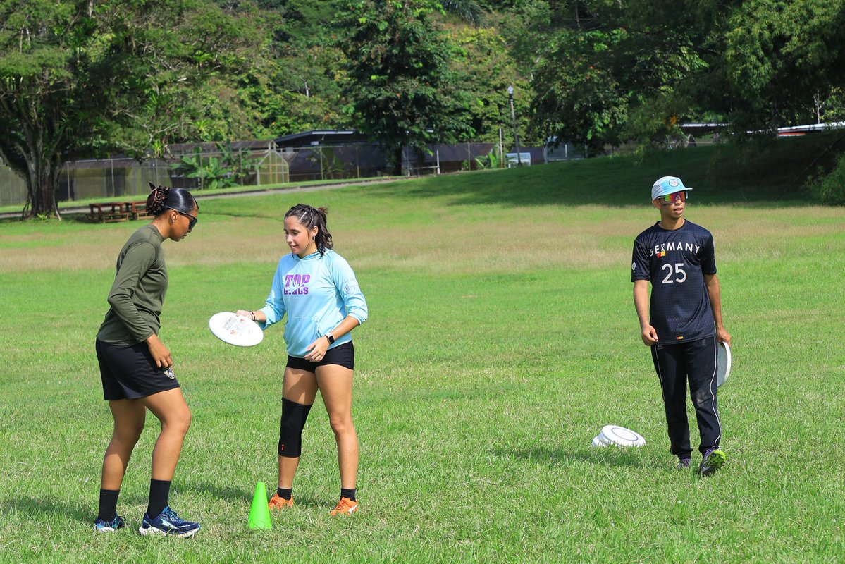 Unidades Aeronavales de la 7ma Zona participaron en jornadas de práctica y entrenamiento junto al equipo de frisbee “Top Ultimate”, en el Complejo Deportivo #Aeronaval en #Gamboa, como parte de las actividades de integración comunitaria que se desarrollan en este sector.