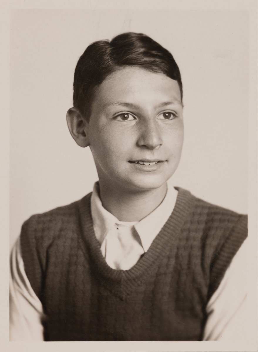 PeterDrewArts's tweet photo. The first AUSSIE poster to feature a Jewish person.

Born in Vienna, Frederick George Kimmel was 13 when his family migrated to Australia in 1938.

He enlisted in the RAAF in 1941, aged 18. He died two years later in a military accident, just two months after Japan surrendered. https://t.co/24X27ZZW9h