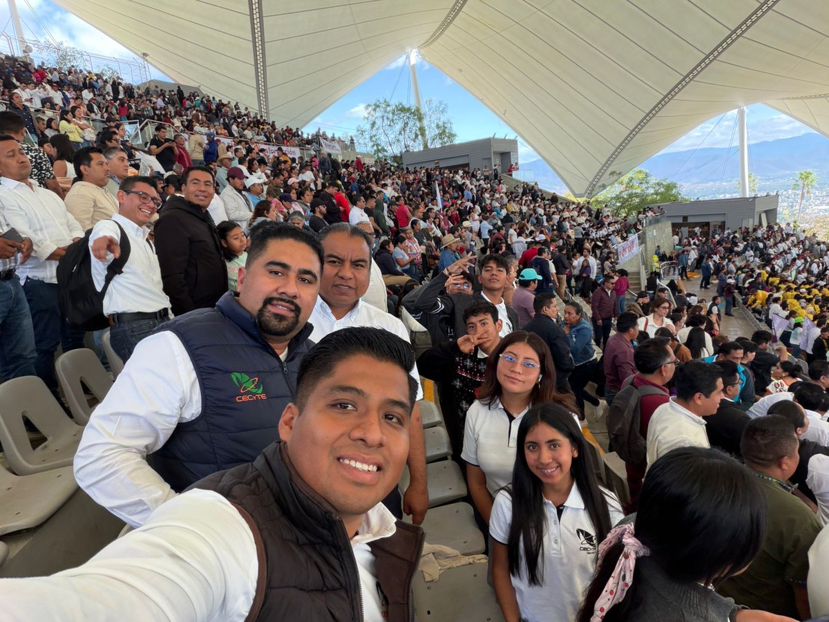 CarIos_Martinez's tweet photo. Desde el Auditorio #Guelaguetza, acompañamos a nuestro Gobernador, @salomonj, para escuchar el #informe sobre el importante trabajo realizado durante estos tres años, reafirmando el compromiso con el desarrollo y la transformación de nuestro estado.

#QueSigaLaTransformación https://t.co/oPF8L6QIF4