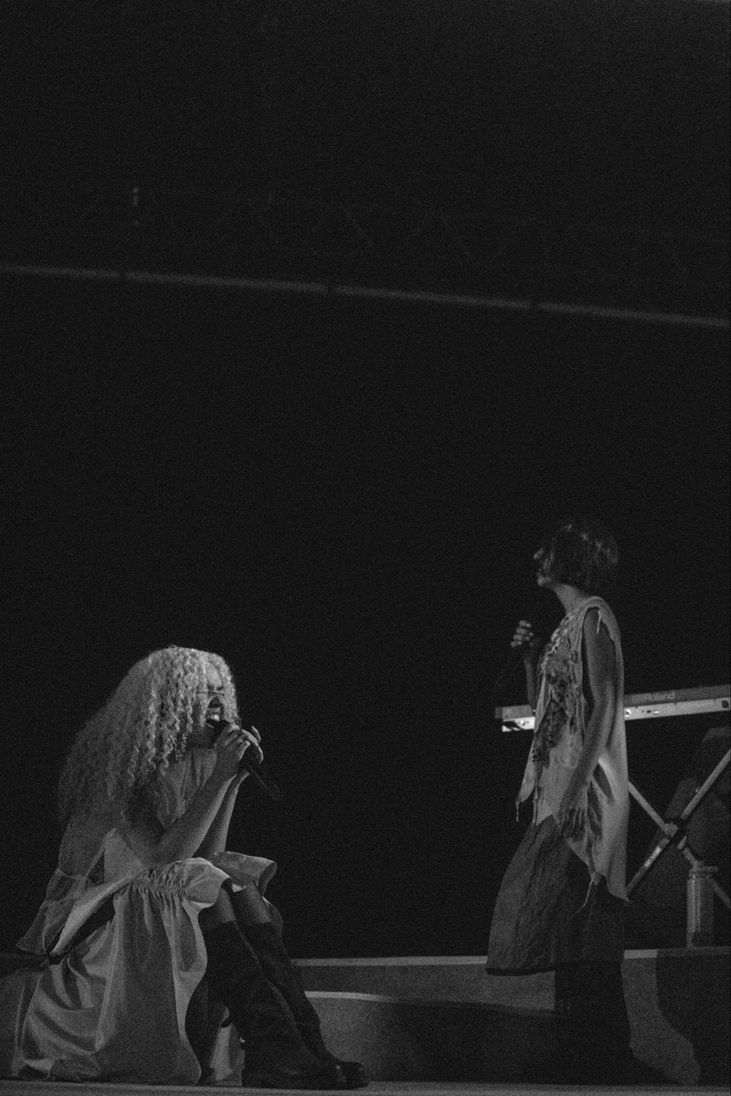 oanavitoria's tweet photo. é muita gente junta pra fazer esse show rodar pelo brasil como fizemos nos últimos meses! muito obrigada todo mundo que fez isso com a gente e muito obrigada todos vocês que estão sempre por aí, enchendo os espaços e cantando essas músicas com a gente, transbordando tudo! https://t.co/QChKb6us6K