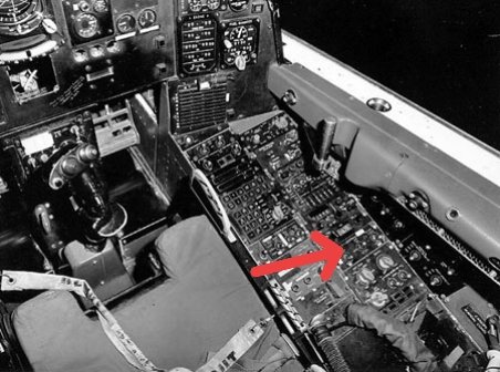 ReinaldoDMM's tweet photo. 📡RLS

Estaba viendo el tuit compartido y me acordé de algunos inventos aeronáuticos que nunca sirvieron para nada (WTF). 
El F-117 también tuvo sus maravillosos WTF,  y uno de ellos era el Radar Location System (RLS), un sistema que  en teoría servía para detectar las emisiones de radar, de forma parecida a un RWR, aunque no está muy claro como funcionaba. Lo que sí se sabe es que los dos sensores estaban en la parte inferior del fuselaje y el piloto los podía desplegar gracias a un interruptor situado en la consola derecha, donde también estaban los que servían para desplegar/retraer otras antenas. 
El caso es que, las malas lenguas dicen que el RLS no funcionaba muy bien y fue anulado durante los primeros años de vida. También se cuenta que originariamente el RLS servía para dar información en misiones DEAD, destrucción de defensas enemigas o que estaba relacionado con un sistema de datos que calculaba el RCS del F-117. 
También conviene recordar, que el F-117 nunca tuvo un radar por razones obvias (en aquella época). Hoy por hoy, los radares con capacidades LPi* son compatibles con los aviones furtivos. 

*Low-probability-of-intercept radar