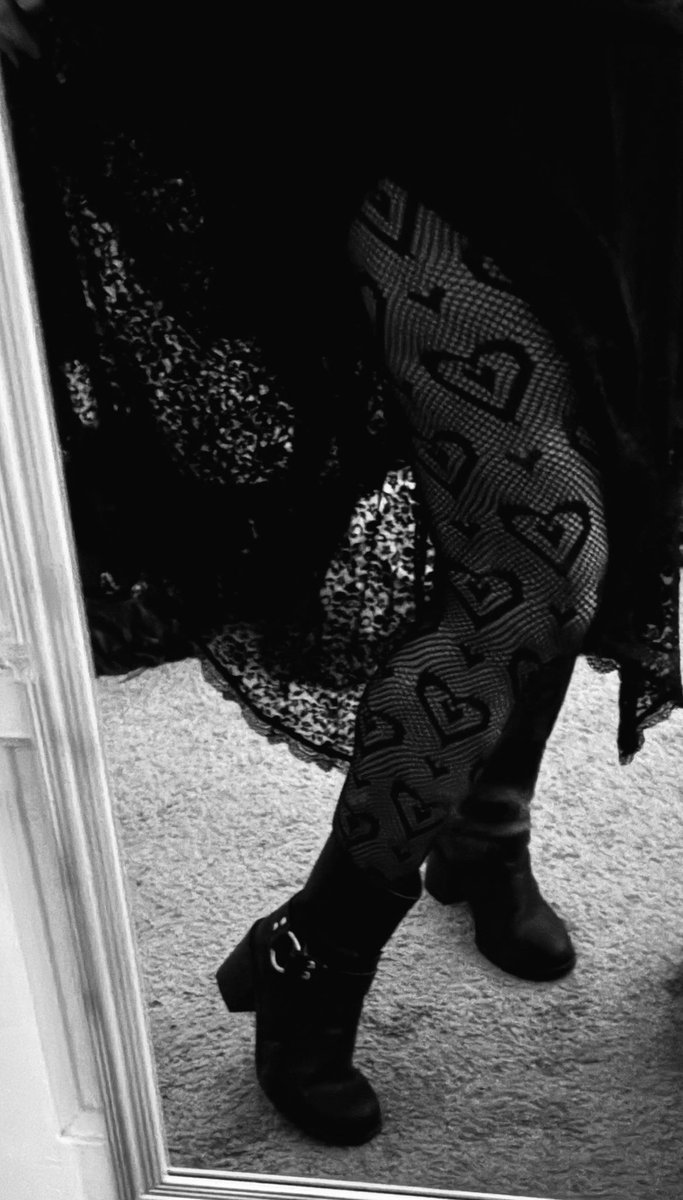 alhwright's tweet image. If I can’t be loved, I’ll wear love instead.