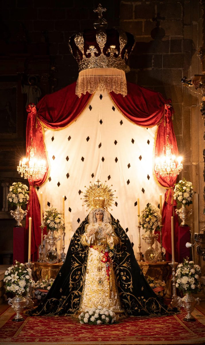 Ntra. Sra. de la Esperanza ya se encuentra entronizada en e Altar levantado en el presbiterio de San Juan para los Cultos en Su Honor que comenzarán mañana.