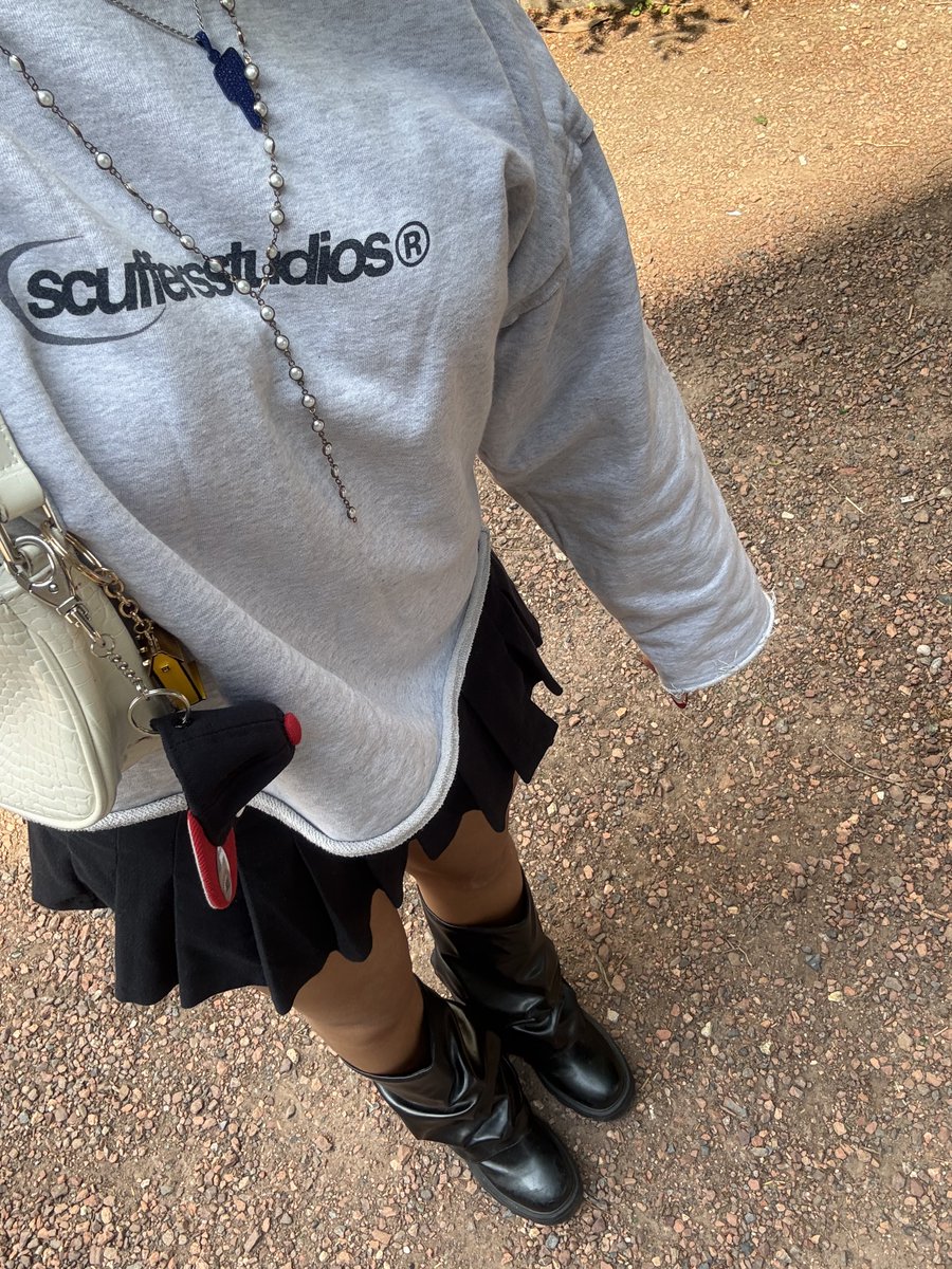 esteesmoodring's tweet photo. ── .✦ #stantwt #moothunt 

── .✦ hiii just made a new acc, im looking for moots and im kinda new to posting

── .✦ 19 (almost 20)

── .✦ I stan Tate McRae, Lorde, Billie Eilish, SZA, Charli xcx and moree

── .✦ ifb everyone ── .✦⋆ ˚。⋆୨♡୧⋆ https://t.co/EpqQvkrfsJ