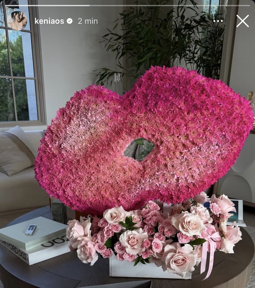 KeniaPopStar's tweet photo. HELP, Peso Pluma cada vez se supera más con sus arreglos florales, que es eso wtf. 😭😭 https://t.co/FN3laBYpiT