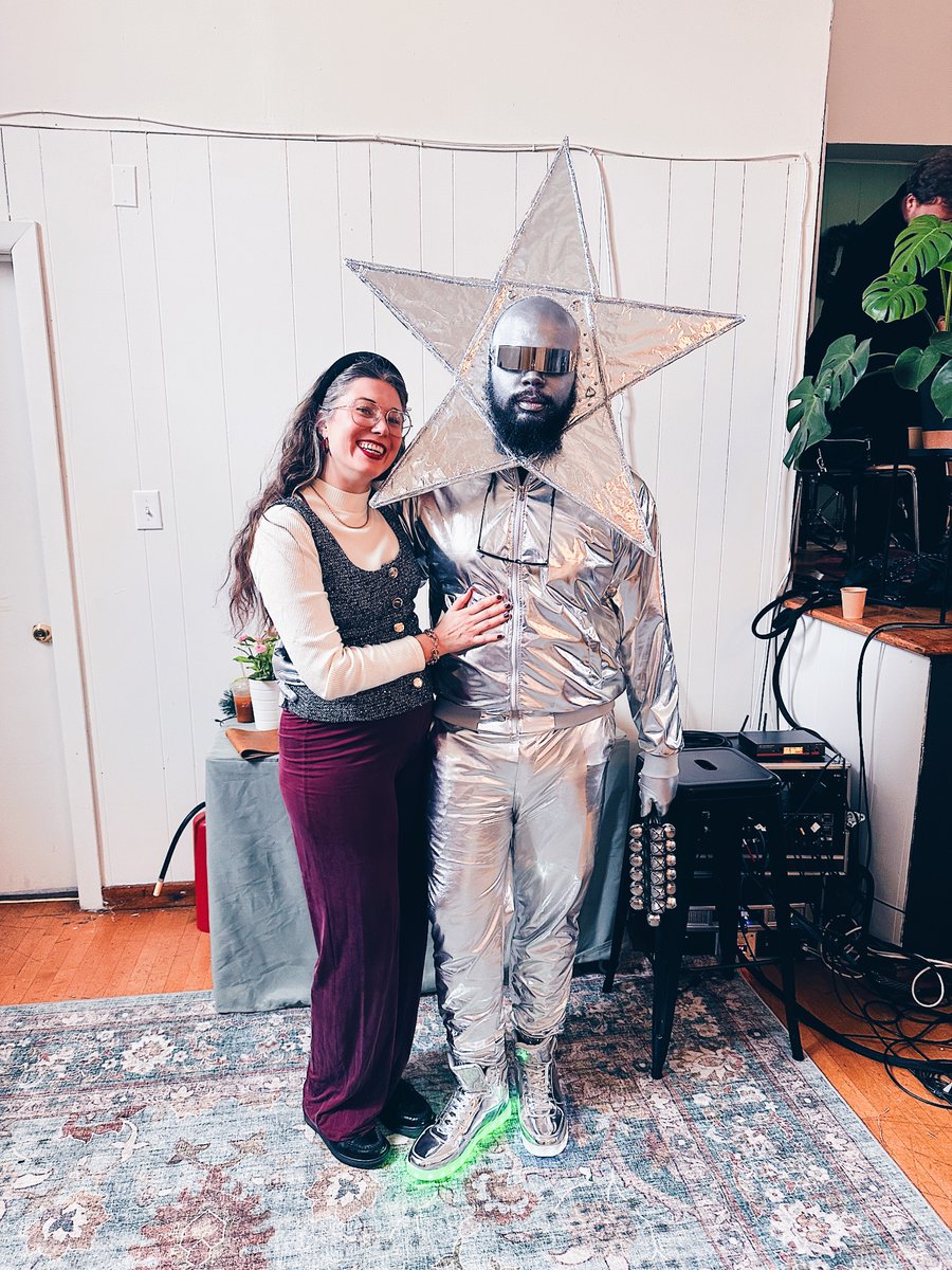 SHAUMBE's tweet image. today i was in a christmas pageant. i played the star.