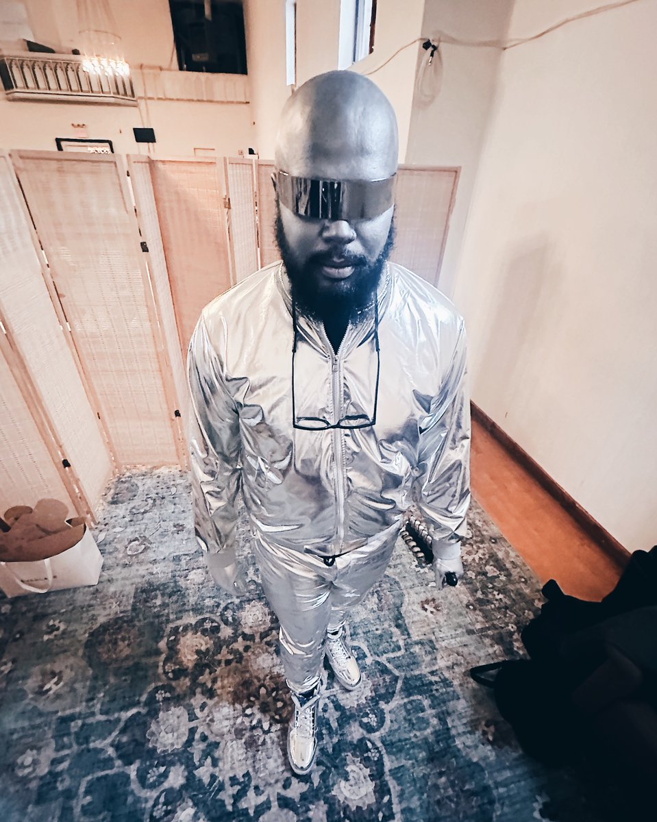 SHAUMBE's tweet image. today i was in a christmas pageant. i played the star.