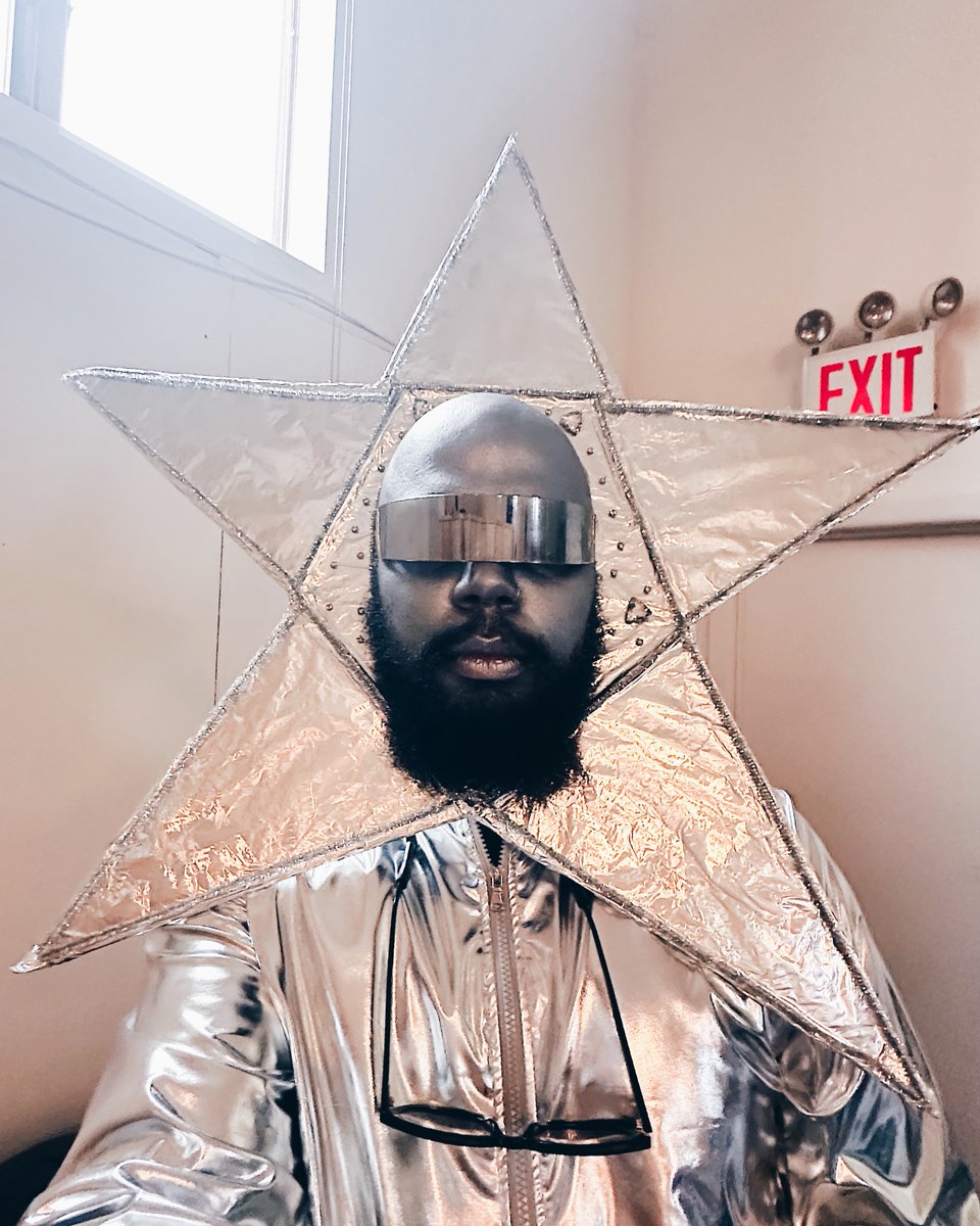 SHAUMBE's tweet image. today i was in a christmas pageant. i played the star.