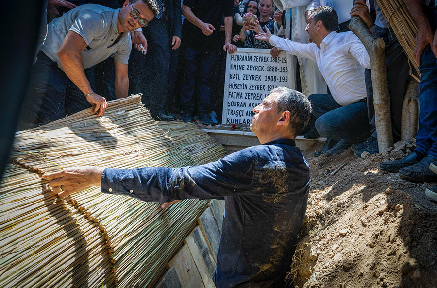 En yakın iki arkadaşını kaybetti. Partisi tasfiye edilmeye çalışılıyor. Cumhurbaşkanı adayı içerde. Yükü çok ağır. 

Yanındayız. Her daim sana omuz vereceğiz. 

Millet seninle