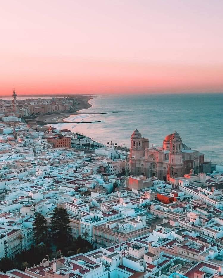 t_sabater's tweet photo. La troballa casual d'esta foto de Cadis -com un ensomni del sud- em torna en uns segons a l'estiu aquell que allí estiguérem, i a este poema que tant m'agrada del gran i massa oblidat Fernando Quiñones, a qui retérem una vesprada l'homenatge degut en la seua platja de la Caleta: https://t.co/Ehz1q6mczN