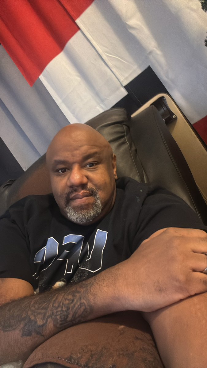 ThaBearKing's tweet photo. Caption: “Did the big chop—the heaviness of the beard was weighing me down. It will be back in some form at some point. Feeling light tho 🪒🔥 #BigChop #BeardGone #GlowUp #Chill https://t.co/5wVESwnJLq