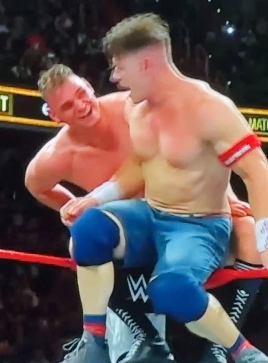 KIMO_18C's tweet image. اللحظة اللي كسر فيها غونثر شخصيته لثانية واحده فقط ... وادرك انه كان يتشارك الحلبة مع الـGOAT

ادرك انه نال شرف كبير انه يكون الخصم الأخير لـجون سينا

من حقه يفرح و يكسر الشخصيه الصدق