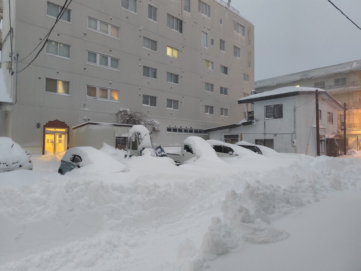 unaasc's tweet image. ini tiap keluar harus bawa sekop deh