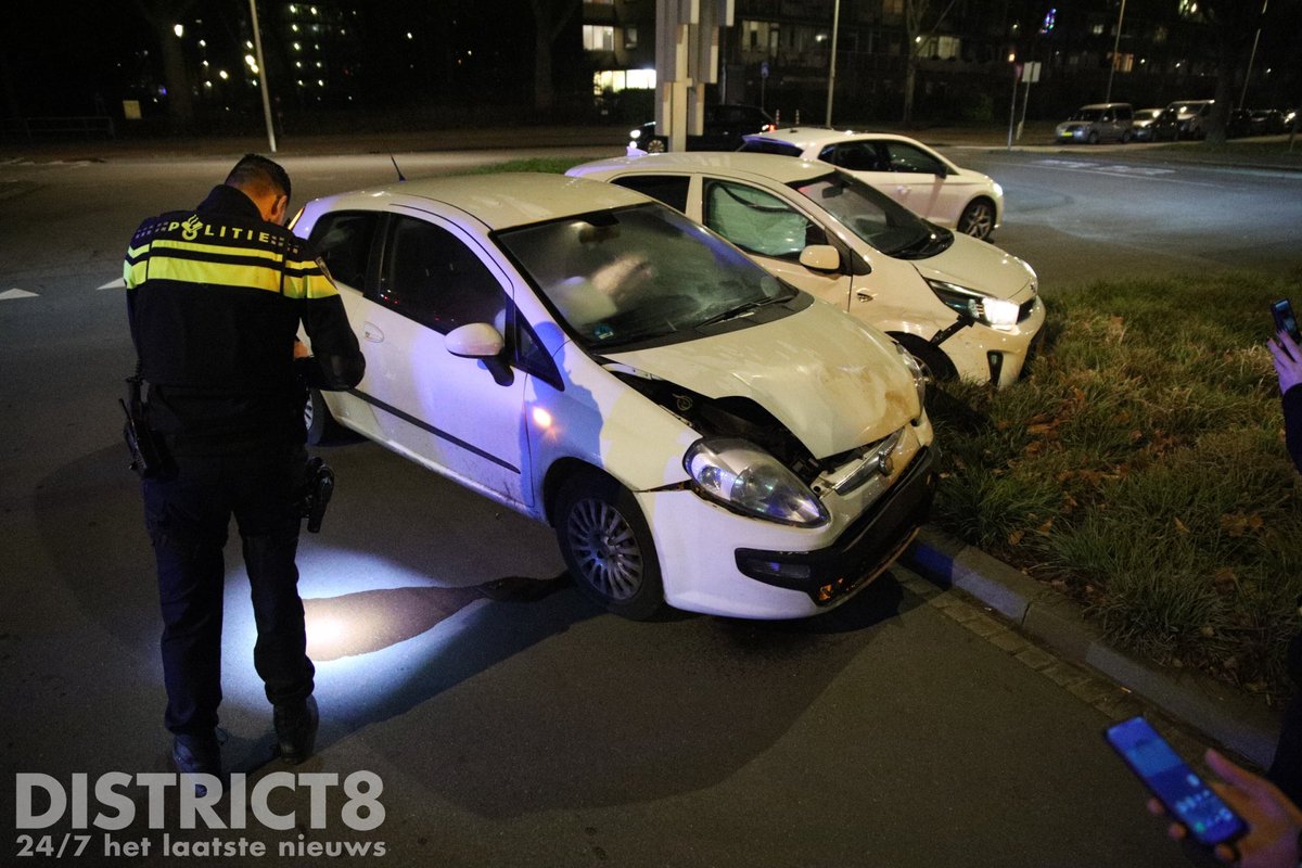 Aanrijding tussen twee voertuigen op kruising Volendamlaan en Leyweg