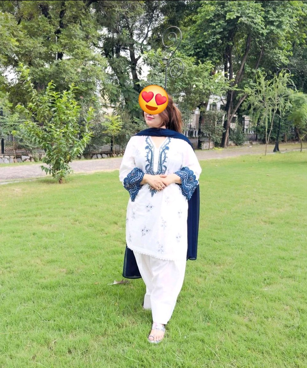 White dress k Sanga Khkaram ??