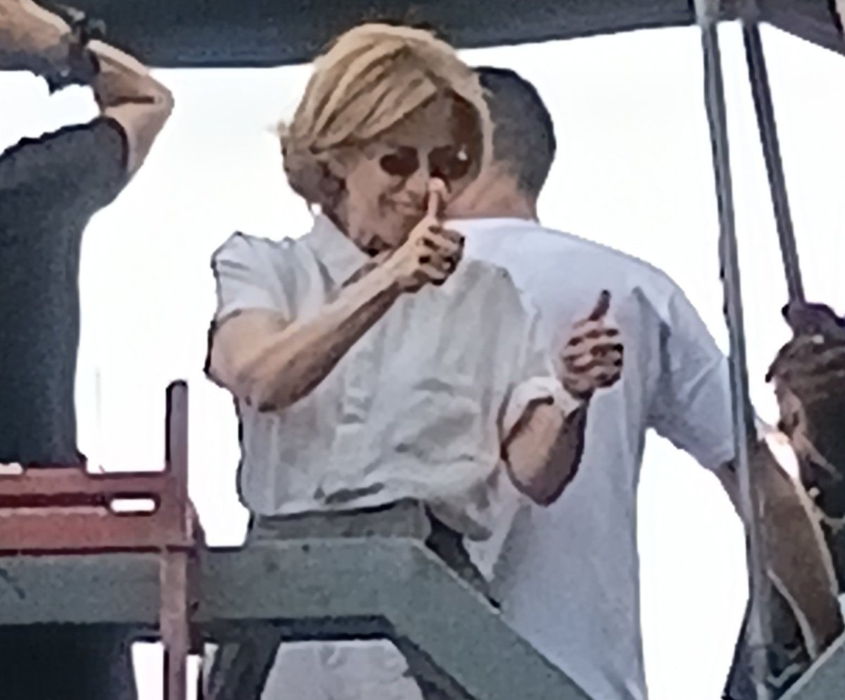 sou tão feliz por amar artistas q apoiam a democracia q são contra a anistia e condenam a ditadura militar