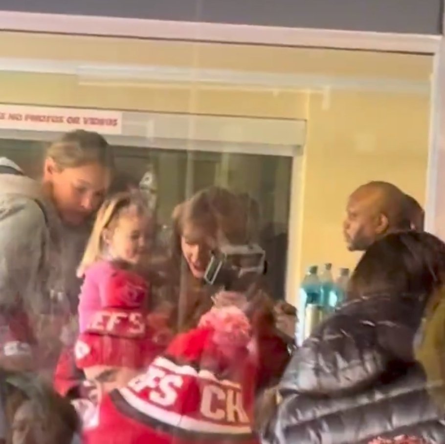 IMN0TALLT00WELL's tweet image. Taylor having a video camera 💔😭😭😭 and his entire family attending oh this was definitely his last game