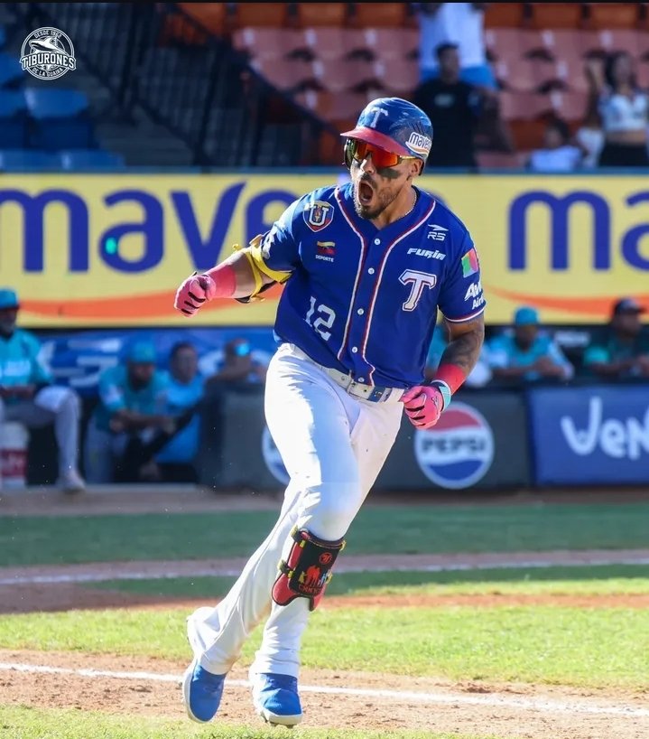 EscobarAle19's tweet image. Sigan pensando que #Cardenales le ganó ese cambio a #Tiburones

Juniel Querecuto por Juan Yepez. 😅🦈

#GUAIRISTASIEMPRE🫡🦈