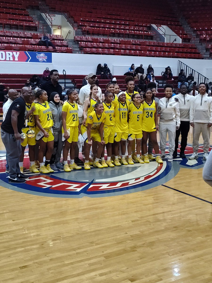 TheMRR7's tweet image. Game 2:
Wayne Memorial scored the first 8 points of the 2nd qtr to go up 16-10, but Detroit Renaissance answered with the next 9 points to take the lead back at 19-16.  After a WM FG and a defensive stop, Mariah Cross hit a deep 3 at the buzzer to give WM a 21-19 halftime edge.…