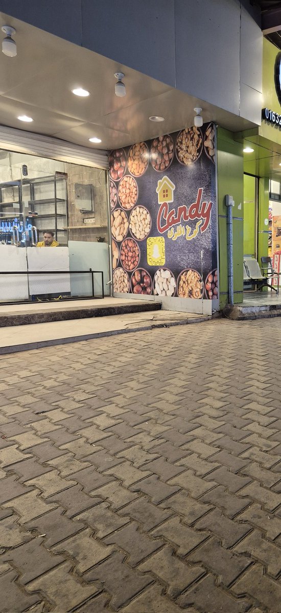 رأسي حفنةٌ من الأفكار، وحين أفكّر يعلو الصّخب، كأنّ كرةً تترجّح بين الجنبات، من مؤخّر الرأس إلى الجبين، إلى الصّدغين. فأقول إنّ الموجع في الأفكار يسمّى صداعًا. وأحيانًا أخرى أسمي الصداع أفكارًا، فأقول إنّ الموجع في الصّداع يسمى أفكارًا سوداء.