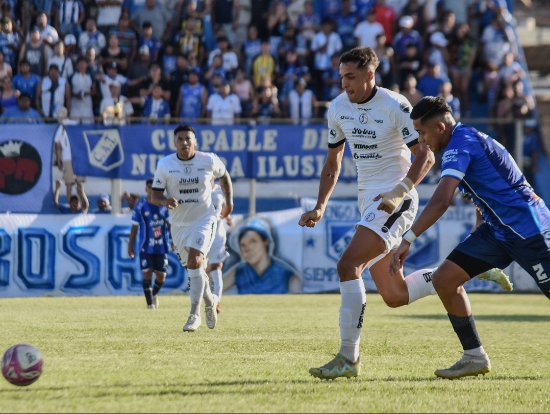 AH_Zapla's tweet photo. 🔜  Arranca el Segundo Tiempo. 

Talleres de Perico 2️⃣-0️⃣ Altos Hornos Zapla

#ZaplaSomosTodos https://t.co/s1SNyBKcch