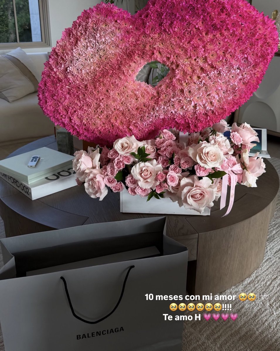 Regalo de Peso Pluma a Kenia OS por sus 10 meses de novios. 🫂🥹