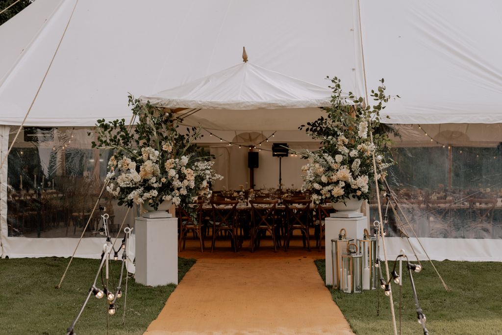 MjmMarquees's tweet photo. Stepping into the moment. 🥂

A gorgeous entrance canopy adorned with bouquets and metallic lanterns for a fresh take on the classic wedding aesthetic.

#marqueehire | #weddings https://t.co/EIySUGLLIw