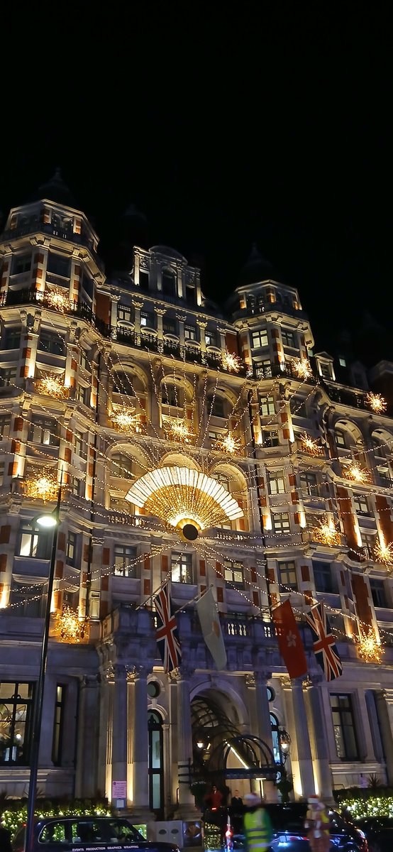 julia62082's tweet photo. What a festive sight, with many Santas and elves rollerblading down Knightsbridge on Saturday. Methinks we made it on the nice list so good things are coming ....🌟🎄🎁✨️
#SantaClaus #Knightsbridge #SaturdayVibes https://t.co/lKhP5OmRV5