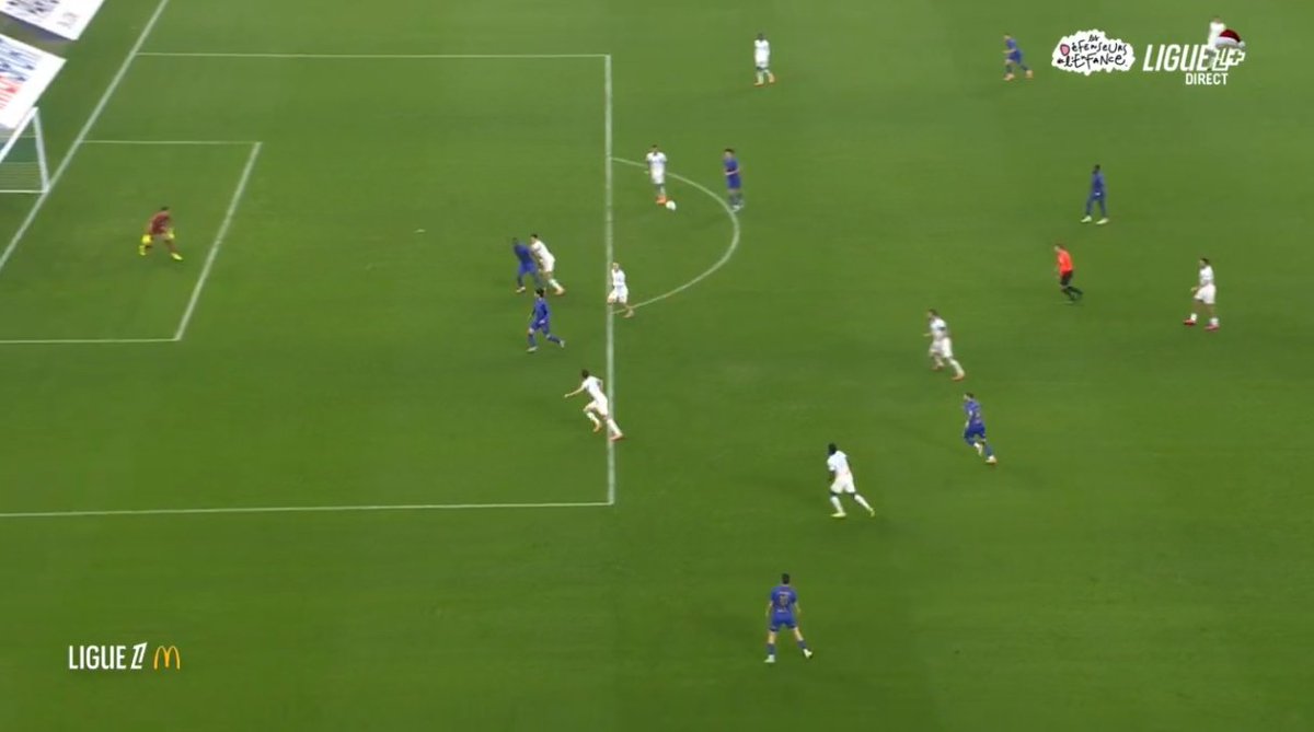 Je pense qu'à cet instant précis, la VAR considère que Balogun fait action de jeu dans la mesure où il se met volontairement dans la trajectoire de course d'Aguerd et l'empêche de pouvoir intervenir.

C'est (très) dur mais c'est pas le scandale interplanétaire décrit par tous.