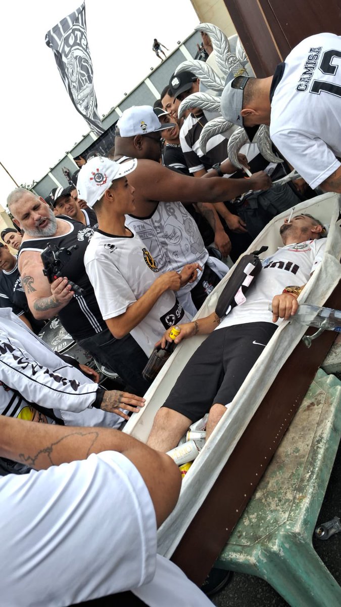 CortinasCentral's tweet photo. Daqui a pouco estaremos assim pqp https://t.co/r8ABSK7HH3