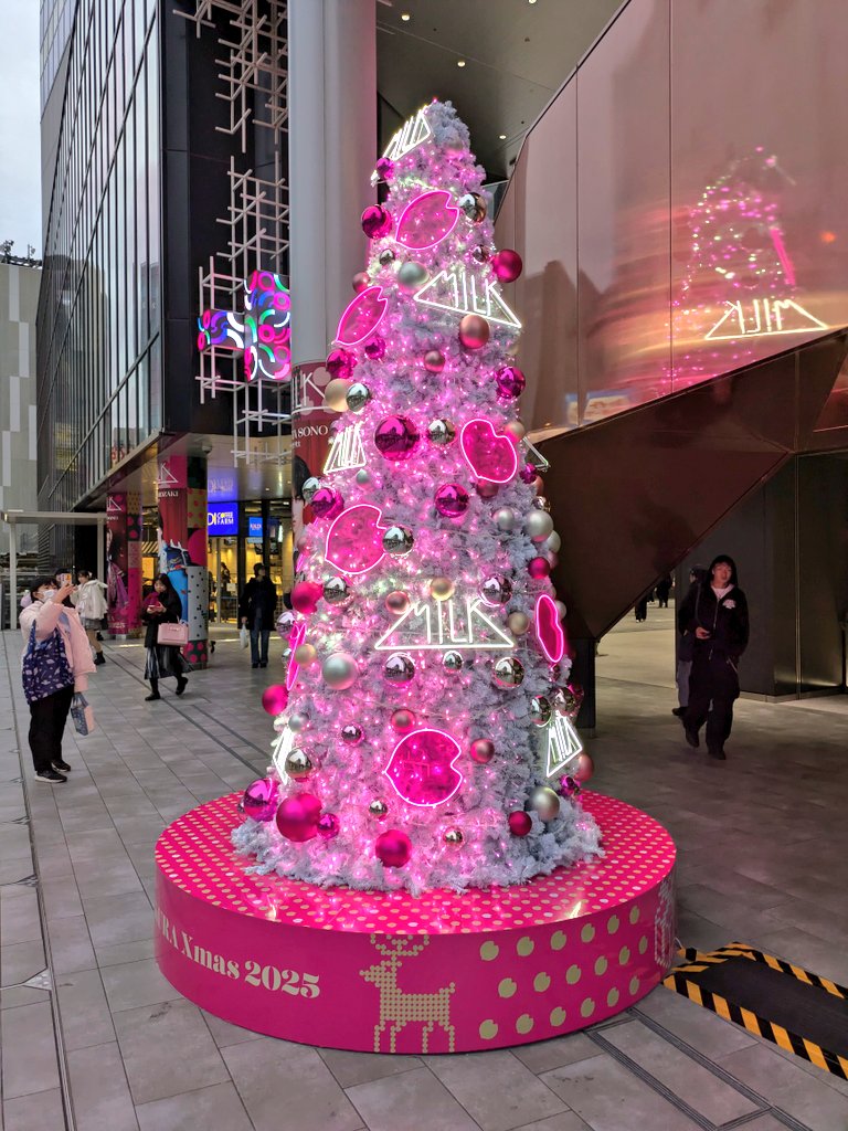 渋谷サクラステージ 🎄クリスマスツリー 名前の通り🌸色