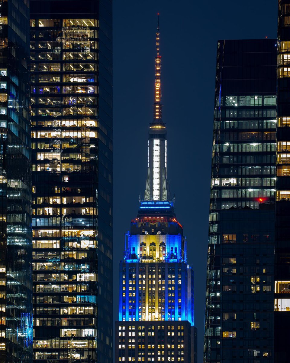 Shining in blue and white tonight with a flickering candle in the mast in celebration of Hanukkah 

📷: @dantvusa