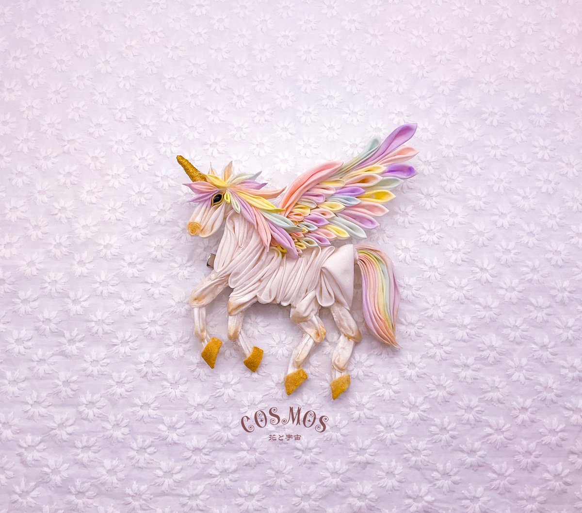 金色のツノと夢色の翼🪽とタテガミとシッポを持ったユニコーンペガサス