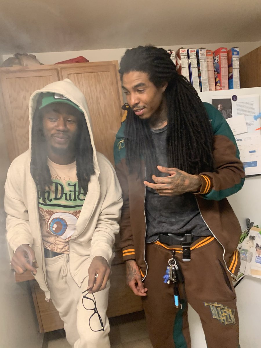 PSlim62's tweet photo. We live gooooood and smoke good a Loud blood 🩸 dont make this bound loyalty is this bound 🖤🖤🖤🖤💯💯💯🤞🏾🤞🏾 https://t.co/R1HPGeyRny