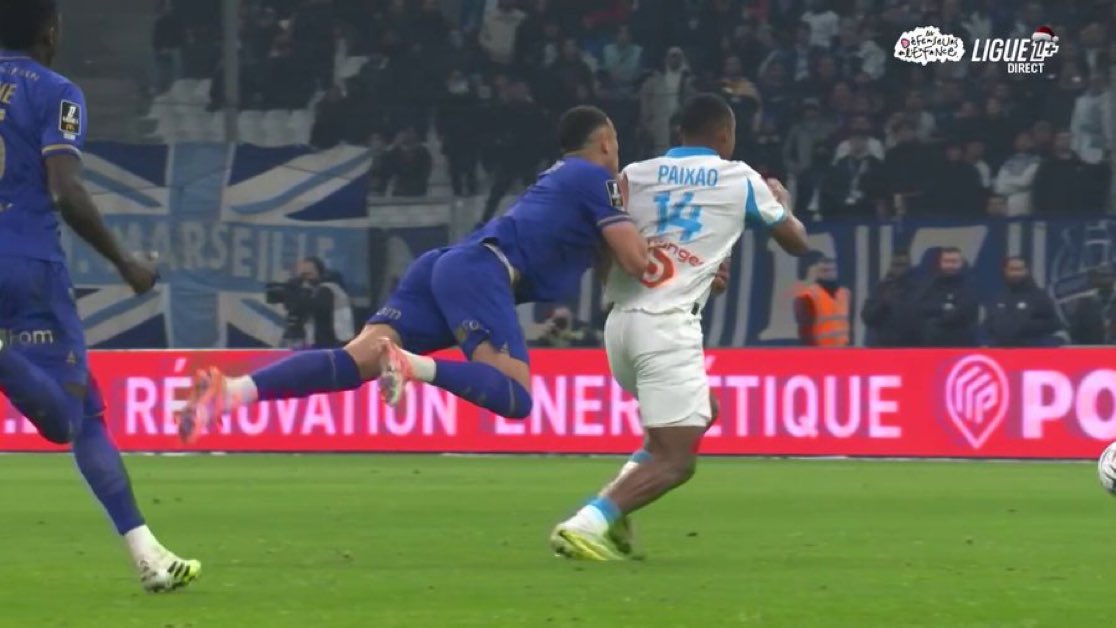 Be_OM13's tweet image. Même au rugby le plaquage n’est pas réglementaire là 😭😭😭