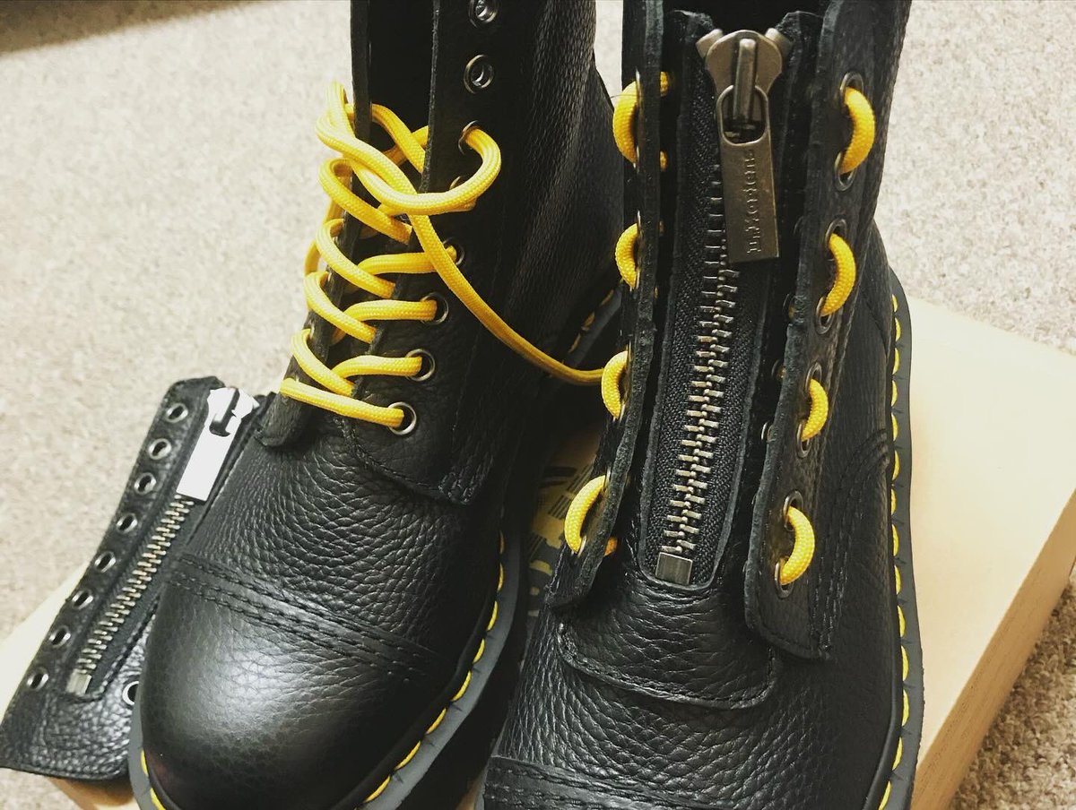 ko_sukeD's tweet photo. ものすごく久しぶりに、Dr.Martensを磨いた。
もう一足はまたの機会に。

一足ずつ別々の専用クリームも塗って。
その後、SINCLAIRの方を選び出かけた先は…

島忠…

これぞ中野民

#drmartens 
#drmartensquad 
#drmartenssinclair https://t.co/FlcchNH1UA