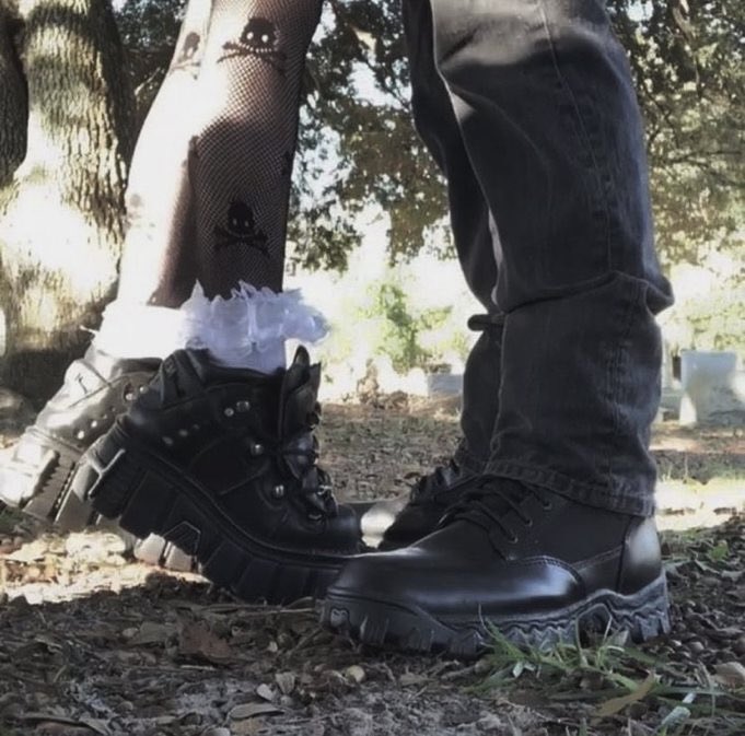 bfblight's tweet image. 🦢♥︎　　﹕　i’ll forever keep you in my locket.