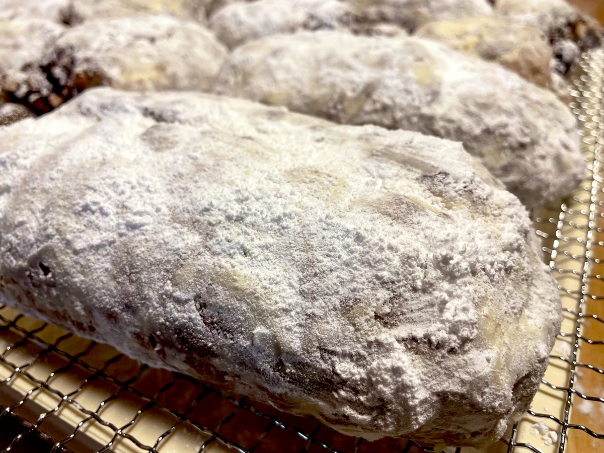 今年も、大量のシュトーレン！
本場のシュトーレンって、どんな感じなのか調べたら…クリアしててびっくり🤣

やっぱり規定があるんだね。
さすがドイツ人。

知らずにクリアする妻にもびっくり🤭