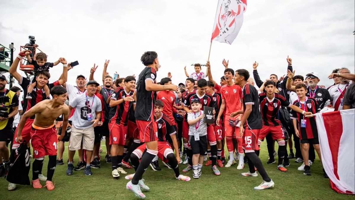 facupietro's tweet photo. EL CAMPEON DE LA MESSI CUP NO PODRIA SER OTRO QUE RIVER 

EL MUNDO YA SABE QUE TENEMOS LAS MEJORES INFERIORES DEL MUNDO 🐔🐔 https://t.co/FCaO7HPf28