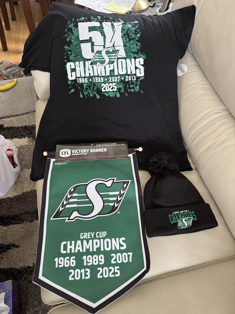 Had to exchange a ⁦⁦<a href="/sskroughriders/">Saskatchewan Roughriders</a>⁩ T-shirt today. This banner and toque accidentally followed me home. 😊 #GreyCup2025 💚🏈🤍