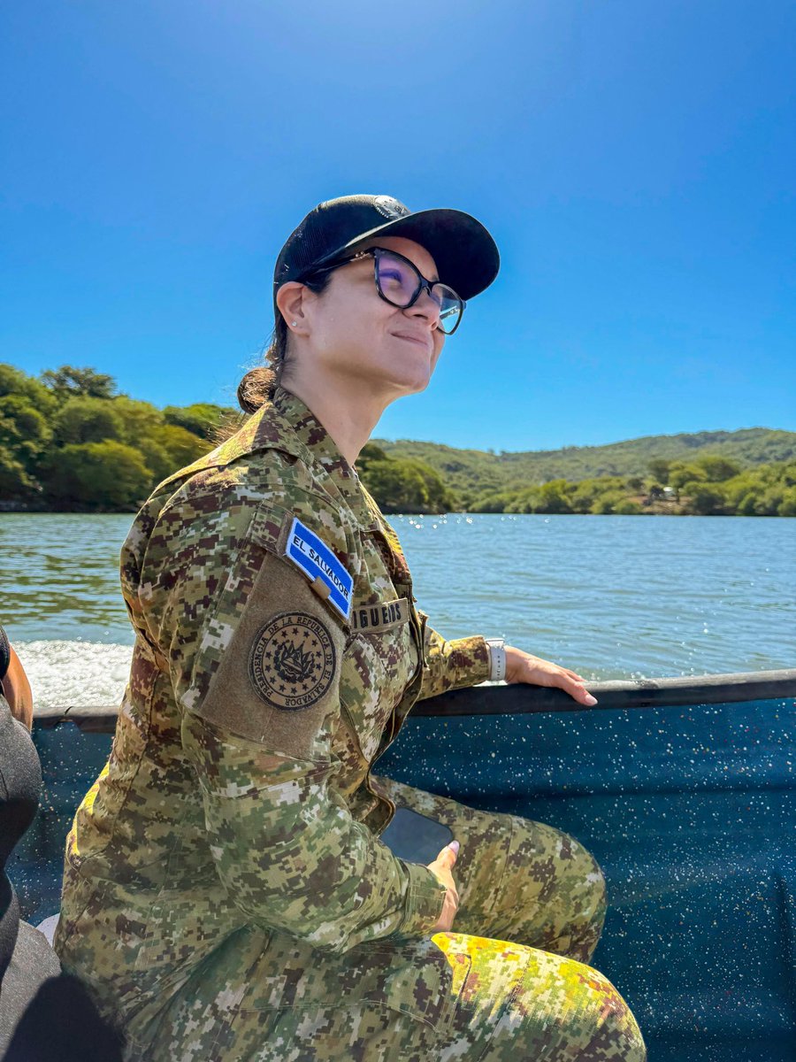 Hectorhernan77's tweet photo. La Doctora Trigueros,  una de las funcionarias más temidas por los areno-frentudos y panfletos pro pandillas, graduada para servirle al Pueblo Salvadoreño, sobreviviente de Irak, pone a temblar a los areno-frentudos.  👊😎 https://t.co/uohoC5oQvr