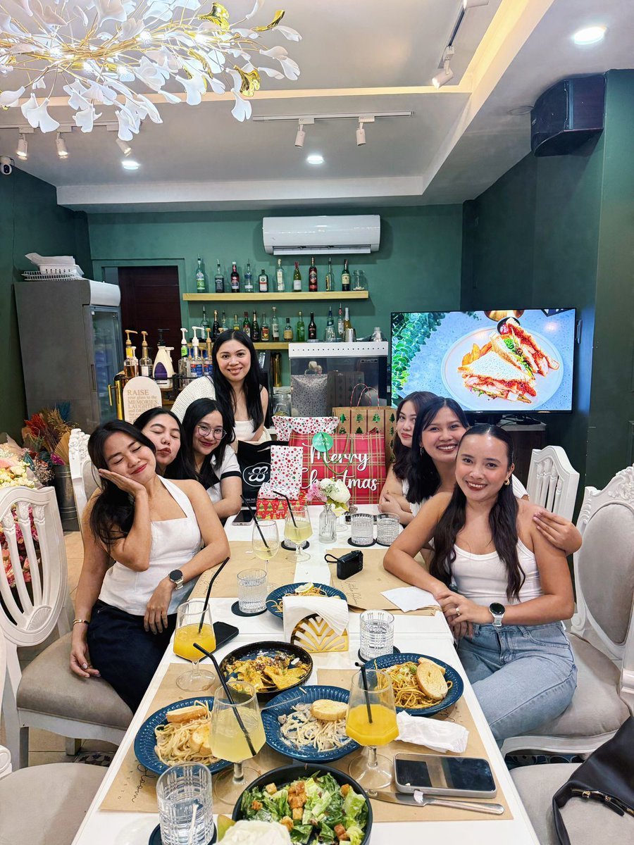 APBStrategy's tweet image. Christmas dinner with our incredible PH team last Friday 🎅🎄

Strong teams build successful companies, and our support team proves that every day. Grateful to celebrate the season together and to work alongside such a dedicated team. 💚✨

#APBStrategy #PHteam #ChristmasDinner