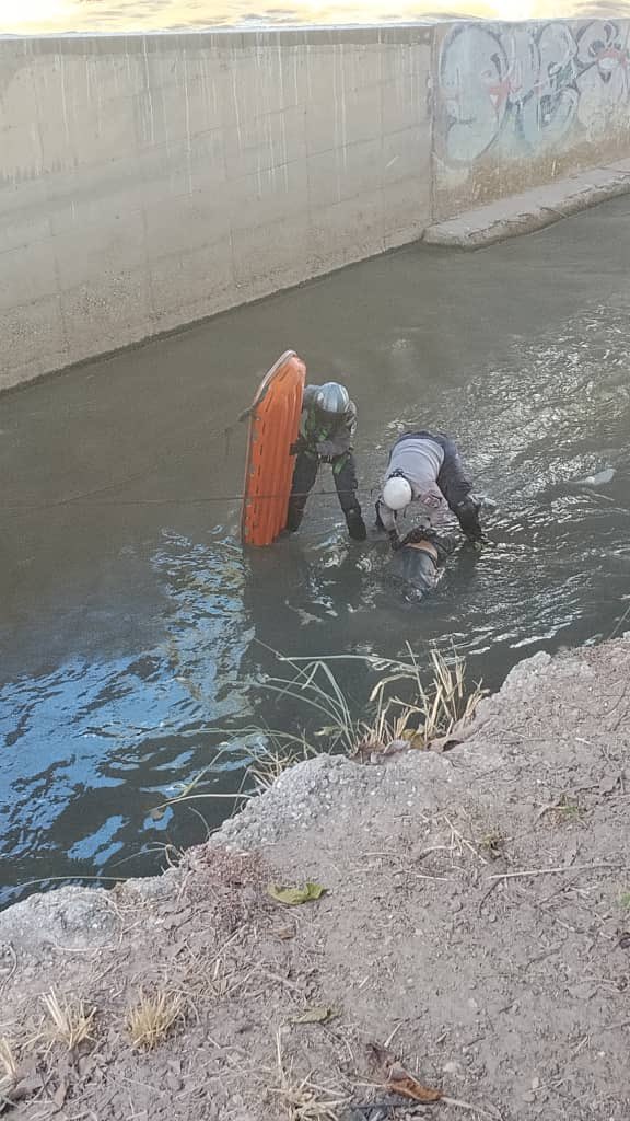 albertoprato02's tweet image. Atentos y pendientes: 03:40pm, están informando vía chat, que en el río Guaire, en Bello Monte a la altura de Ciudad Banesco, hay un cuerpo en el cauce del río, ya bomberos y protección Civil con técnicas especiales están recuperándolo.